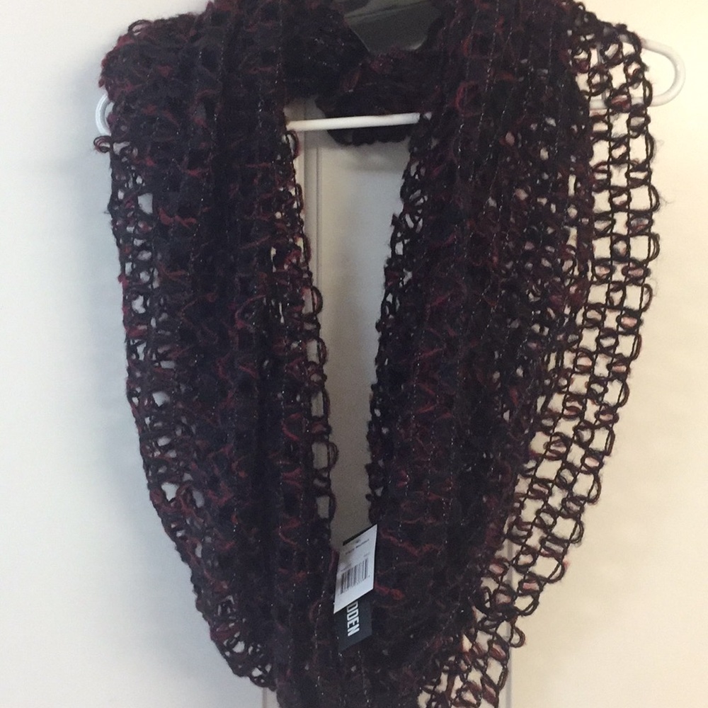 Infinity Scarf 🧣NWT Red/black